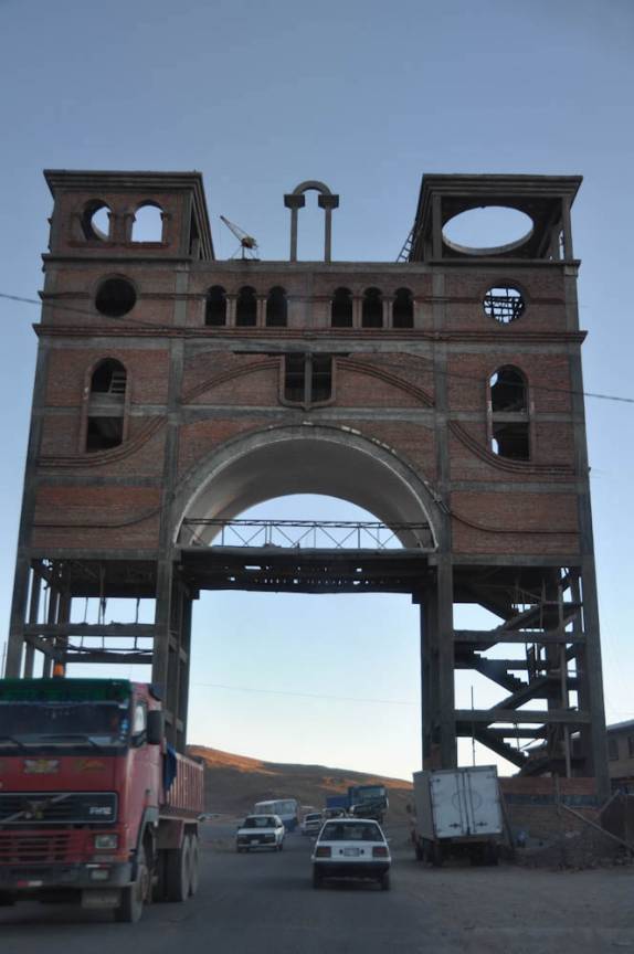 Entrando em Potosi, aos 4 mil metros de altitude (Bolívia)